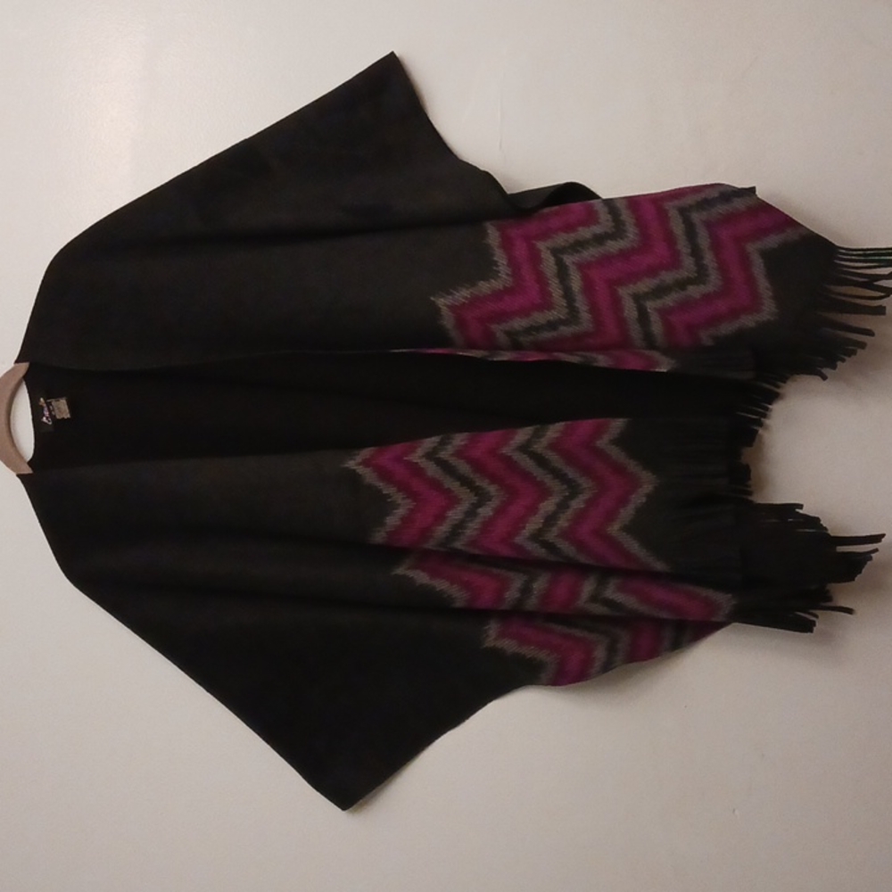 E Studio one size women's poncho black with red,gray, with fringes.